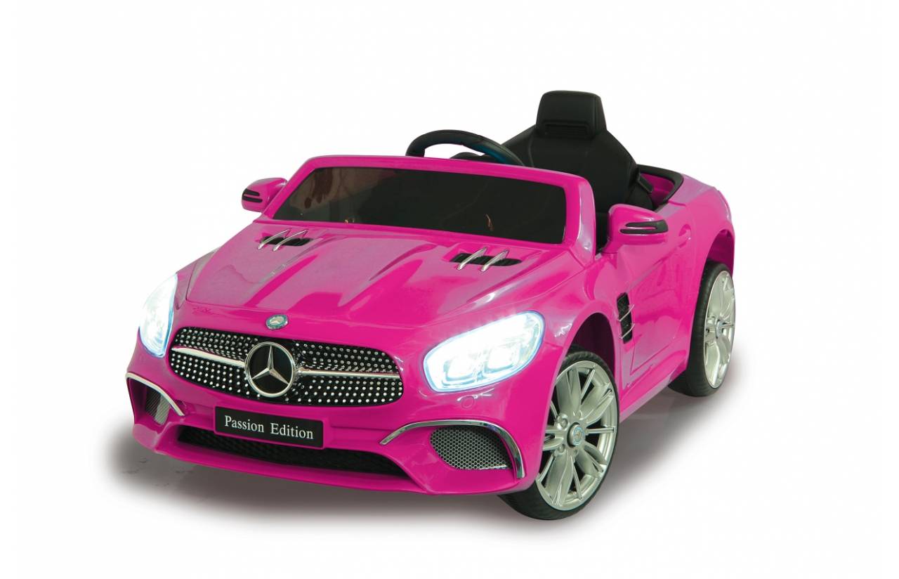 Leuchtend rosa Mercedes-Benz Spielzeug-Kinderauto Cabrio mit schwarzem Sitz, Scheinwerfer an, auf weißem Hintergrund dargestellt.