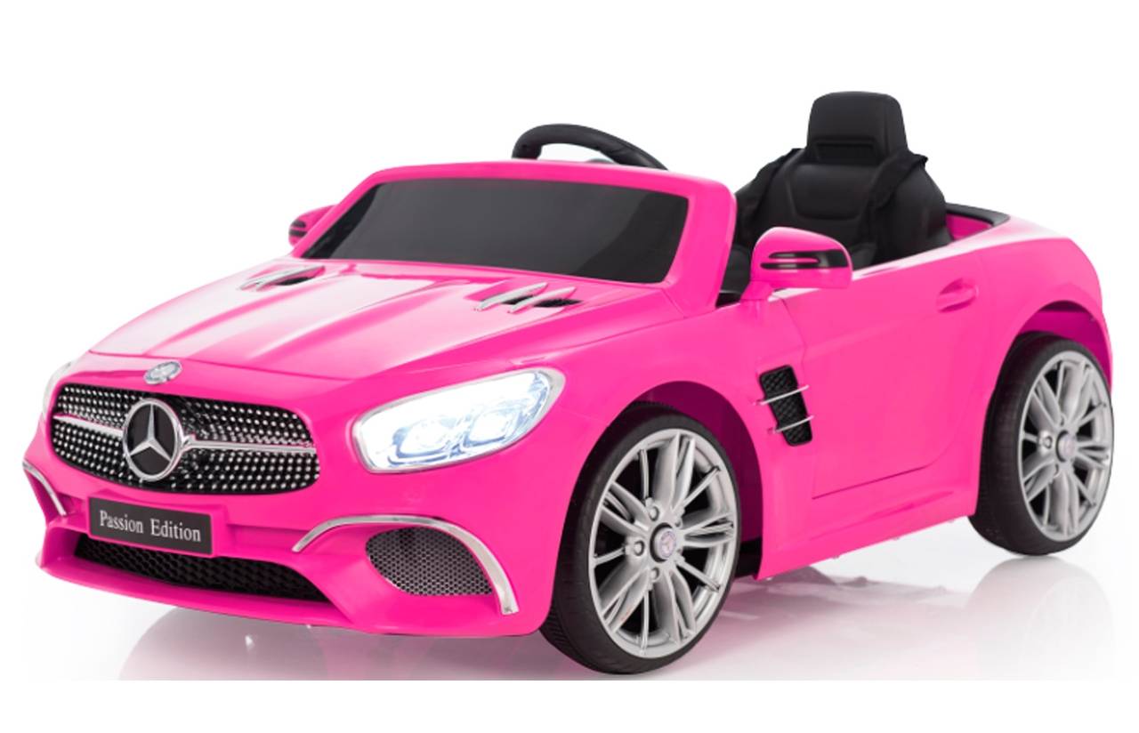 Leuchtend rosa Mercedes-ähnliches Spielzeug-Cabrio-Auto mit schwarzen Sitzen, gezeigt auf weißem Hintergrund.