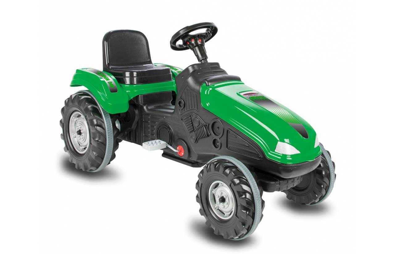 Grüner Aufsitztraktor mit schwarzem Sitz, Lenkrad und großen Profilrädern auf weißem Hintergrund.