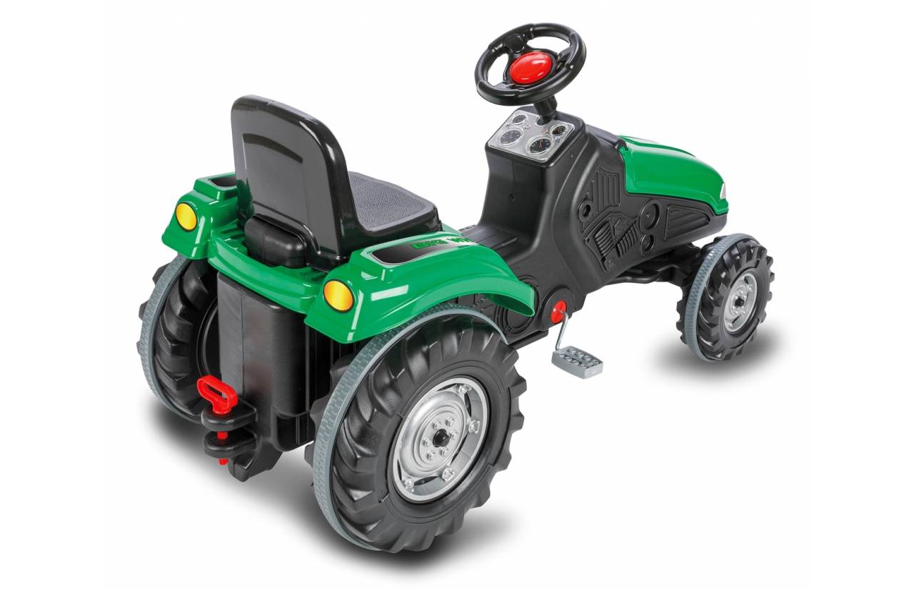 Grüner Aufsitztraktors mit schwarzem Sitz, Lenkrad und großen Hinterrädern auf weißem Hintergrund.