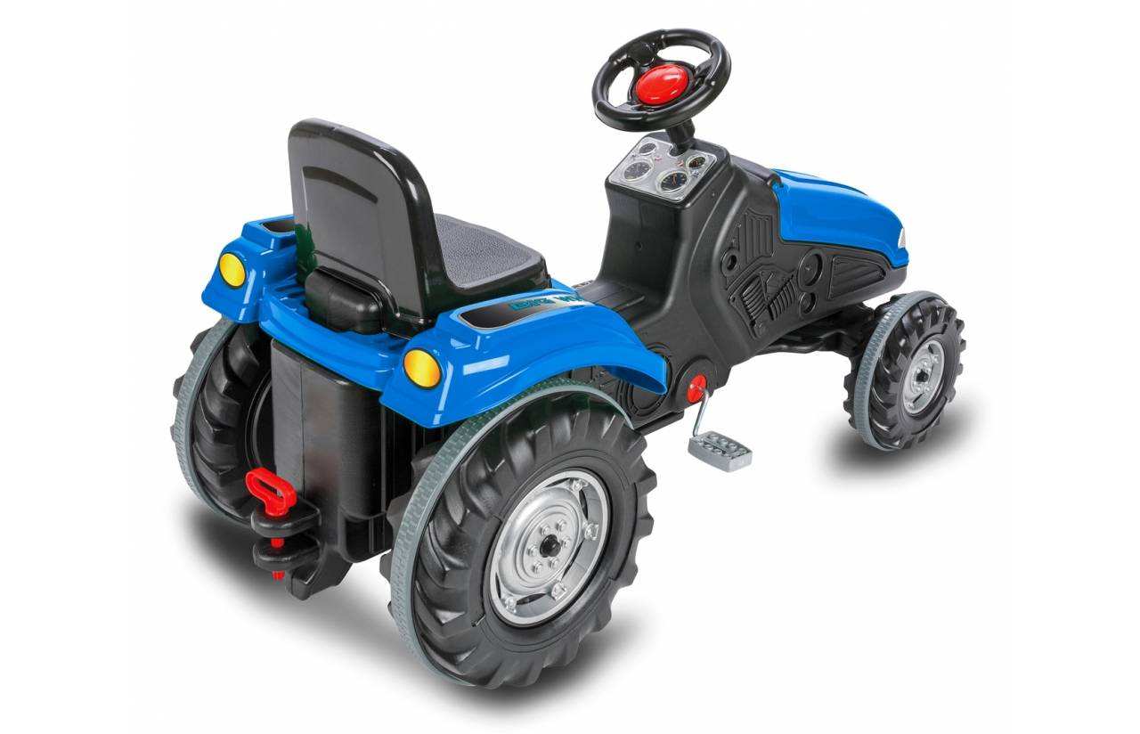 Blauer und schwarzer Spieltraktor zum Draufsetzen mit Lenkrad und großen Hinterrädern, auf weißem Hintergrund dargestellt.