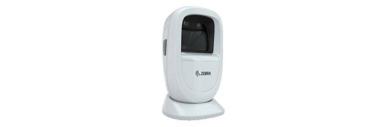 Ein weißes Zebra-Arbeitsplattengerät mit vorderer Öffnung auf einem Ständer, wahrscheinlich ein Karten- oder ID-Scanner/Drucker.