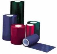 Rollen aus farbigem Klebeband in Blau, Rot, Grün und Lila, mit einer Rolle, die über die Oberfläche abgerollt ist.