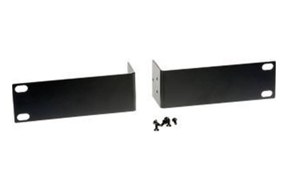 Zwei schwarze Metall-Rackmontageklammern mit Schlitzschraubenlöchern und einem kleinen Satz Montageschrauben auf weißem Hintergrund.