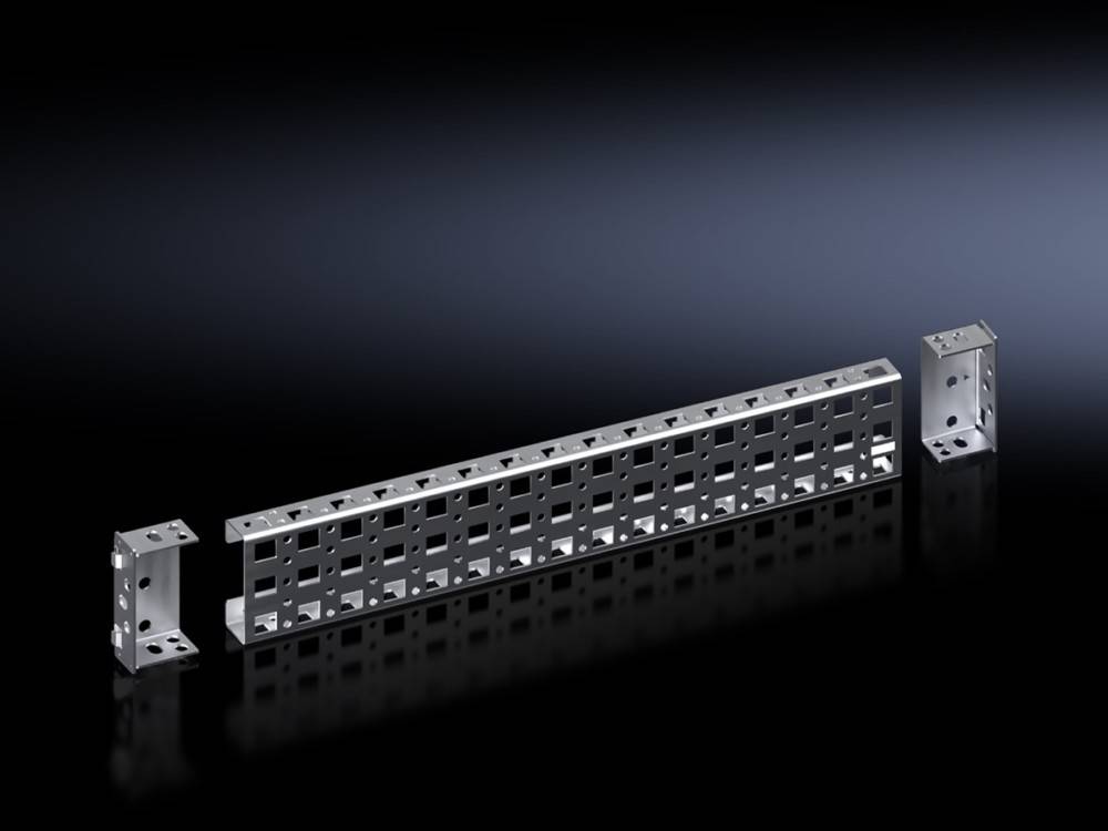 Ein metallischer, rechteckiger, durchlochter Balken wird horizontal dargestellt und zeigt seine modulare Struktur vor einem schwarzen Hintergrund.