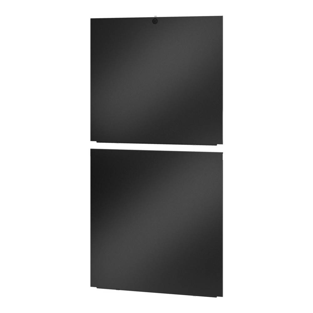 Zwei schwarze, quadratische Tafeln, die vertikal übereinander vor einem weißen Hintergrund stehen.