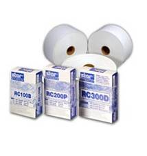 Drei Rollen Thermopapier und drei verpackte Farbbandspatrone mit den Bezeichnungen RC1000, RC200P und RC300D.