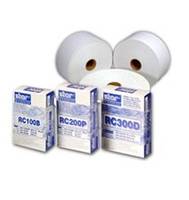 Drei Rollen weißes Thermopapier und drei verpackte Papierprodukte mit den Bezeichnungen RC1000, RC2000 und RC3000.