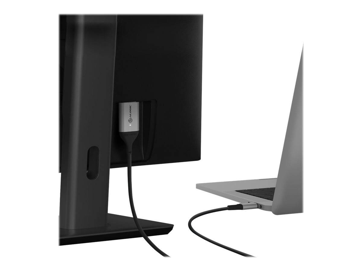 Rückansicht eines Monitors mit einem USB-Kabel, das mit einem Laptop verbunden ist, und zeigt eine einfache kabelgebundene Verbindung zwischen den beiden Geräten.