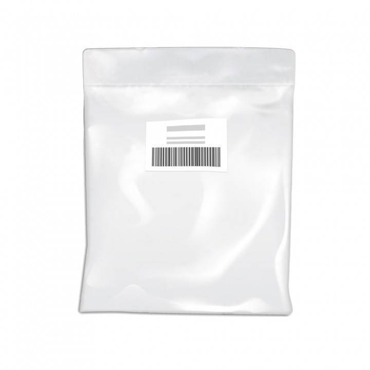 Eine durchsichtige Plastiktüte mit einem weißen rechteckigen Etikett, das einen unleserlichen Barcode und Text trägt. Die Tüte erscheint leer.