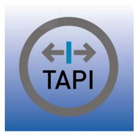 TAPI-Logo mit einem grauen Kreis, linken und rechten Pfeilen um eine blaue vertikale Linie und dem Wort „TAPI