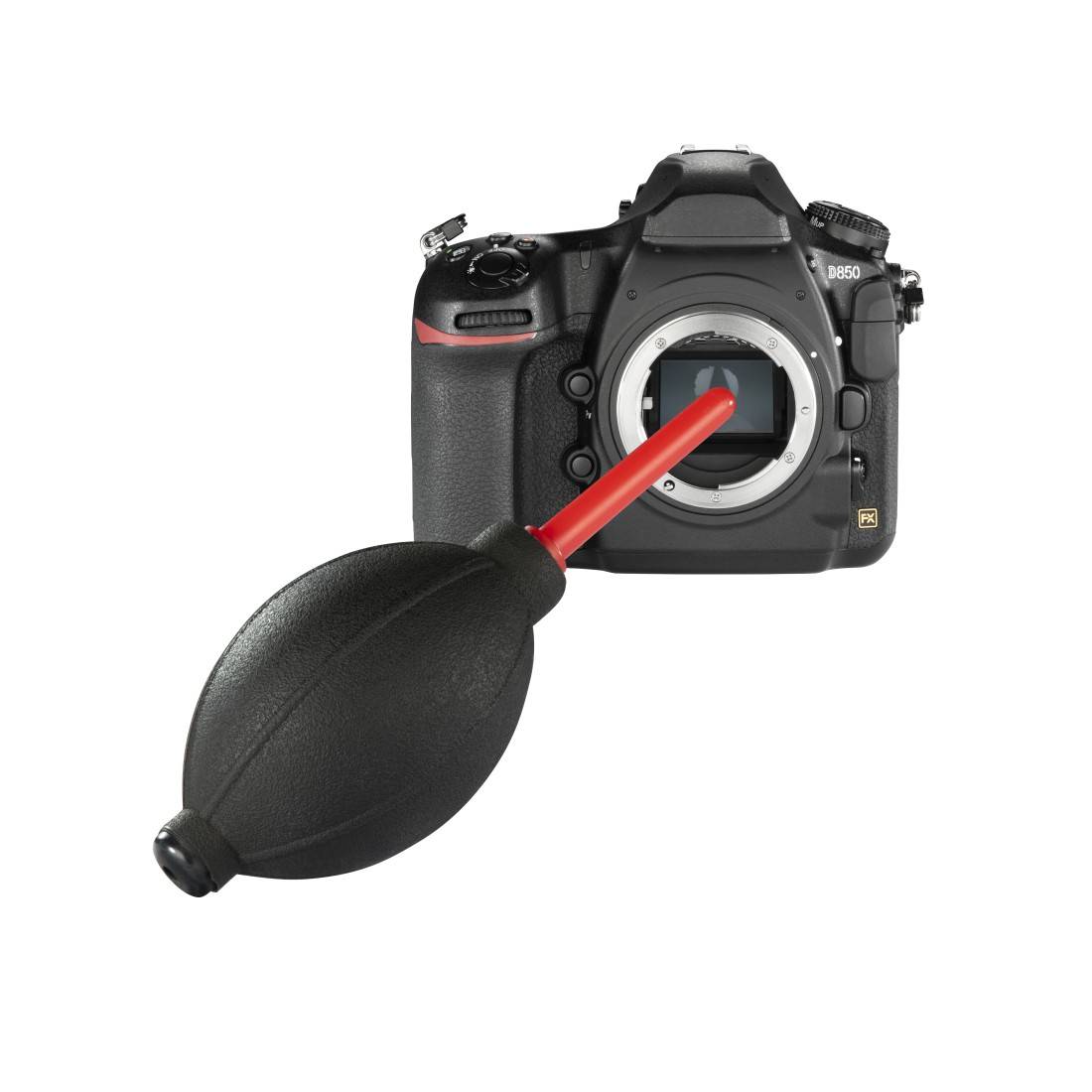 Kamerasensor-Reinigungsgebläse mit roter Düse, die in ein DSLR-Kameragehäuse eingeführt ist