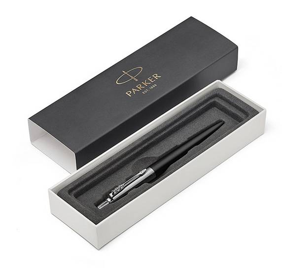 Parker-Stift in einer offenen Präsentationsbox mit schwarzem Deckel und Schaumstoff-Einsatz, gezeigt auf weißem Hintergrund.
