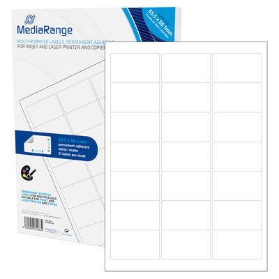 Ein Paket mit weißen selbstklebenden Etikettblättern mit 21 leeren rechteckigen Etiketten pro Blatt, abgebildet vor der Produktverpackung.