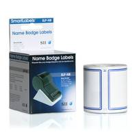 SmartLabels-Namensschild-Etikettenpackung neben einer Rolle weißer Klebeetiketten mit blauen Rändern.