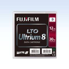 FUJIFILM LTO Ultrium 8 Datenkassette, gekennzeichnet mit 12 TB nativer und 30 TB komprimierter Speicherkapazität.