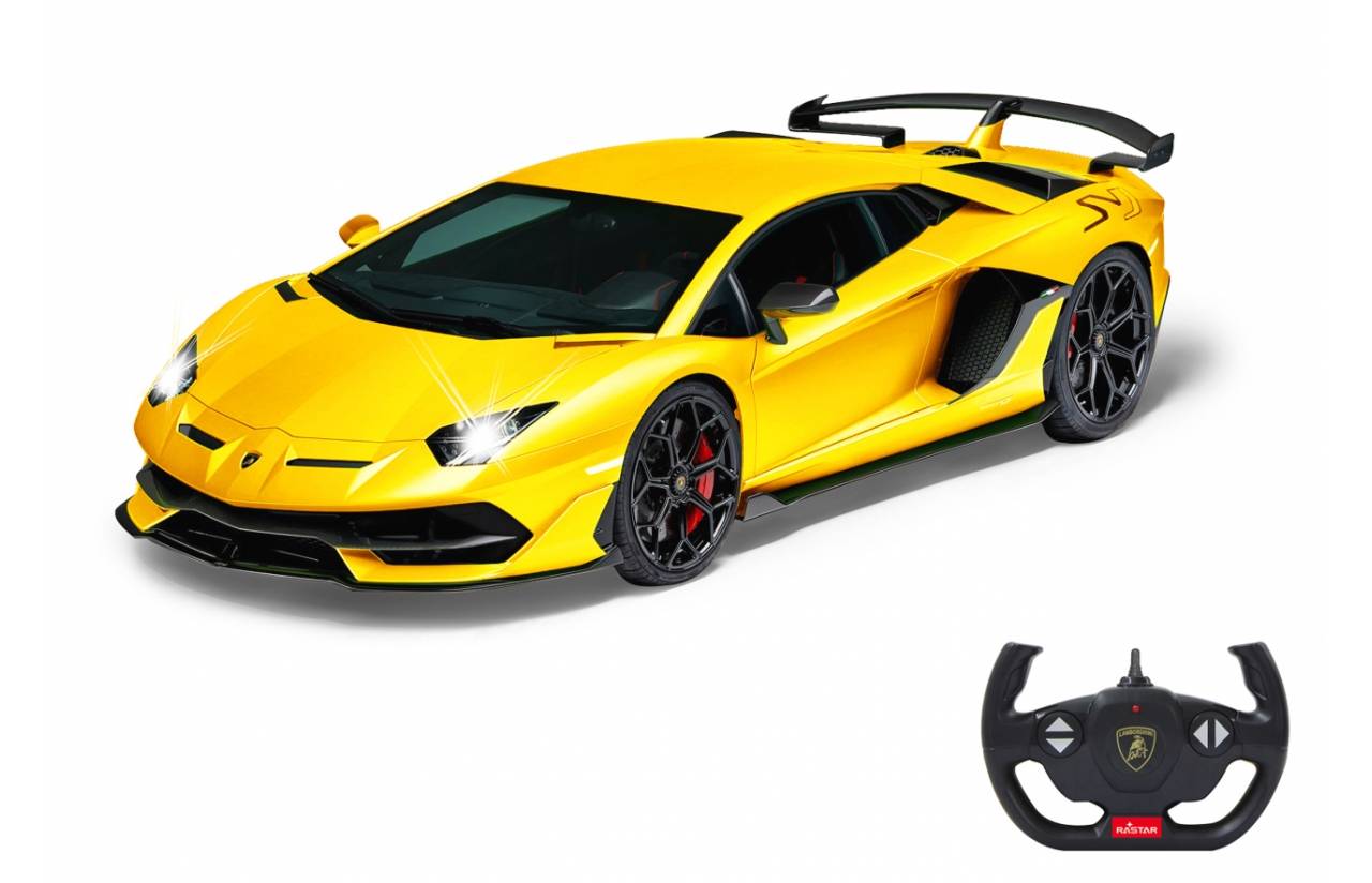 Gelber Lamborghini-ähnlicher Sportwagen mit schwarzen Rädern und Heckflügel, auf weißem Hintergrund dargestellt, mit einer kleinen Fernbedienung unten rechts eingefügt.