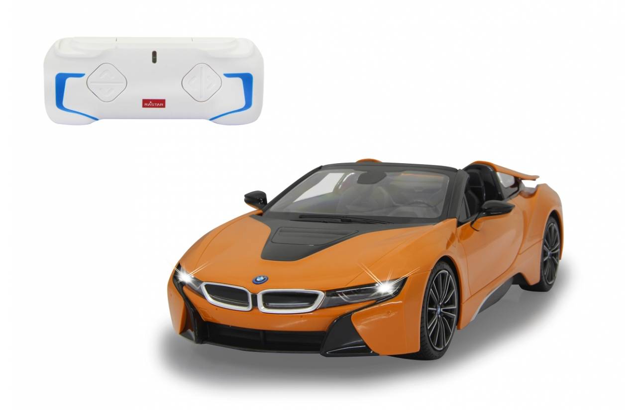 Orange BMW i8 Sportwagen mit einer weißen Fernbedienung darüber auf einfachem weißem Hintergrund.