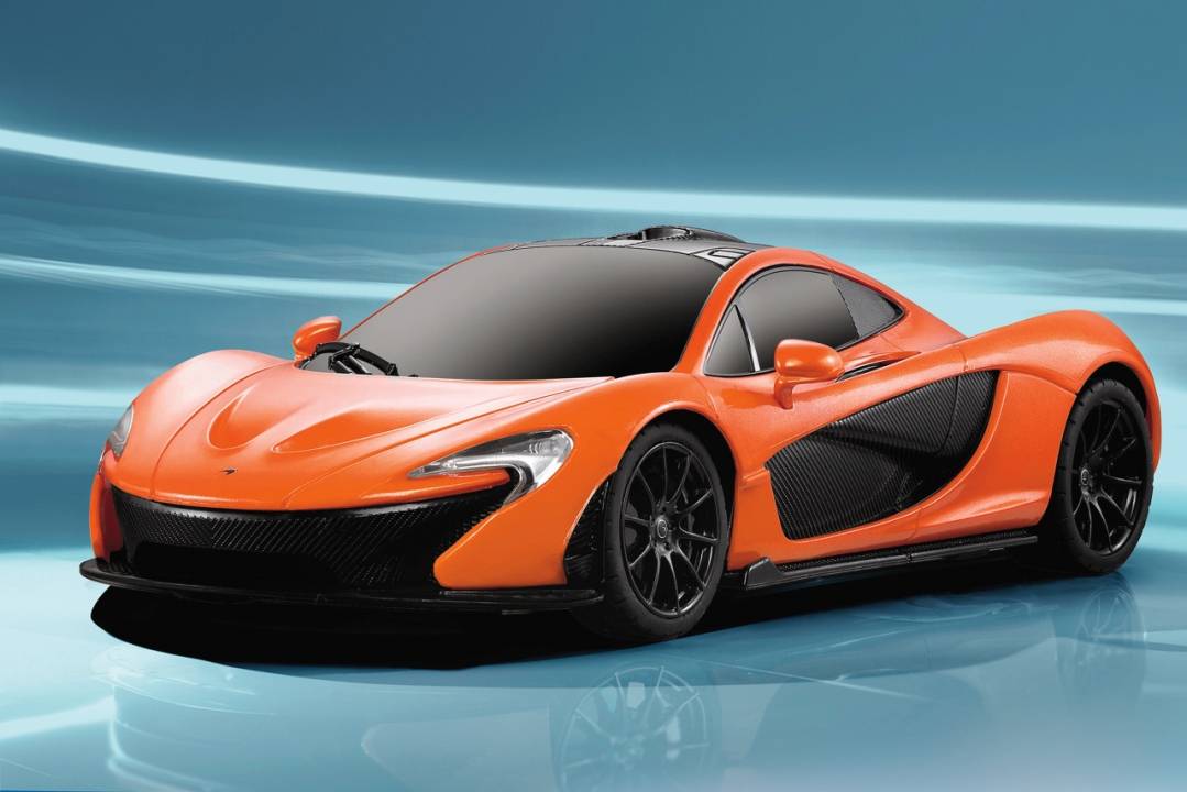 Orangefarbener Sportwagen mit schwarzen Akzenten in der Seitenansicht auf glänzend blauem Studiohintergrund.