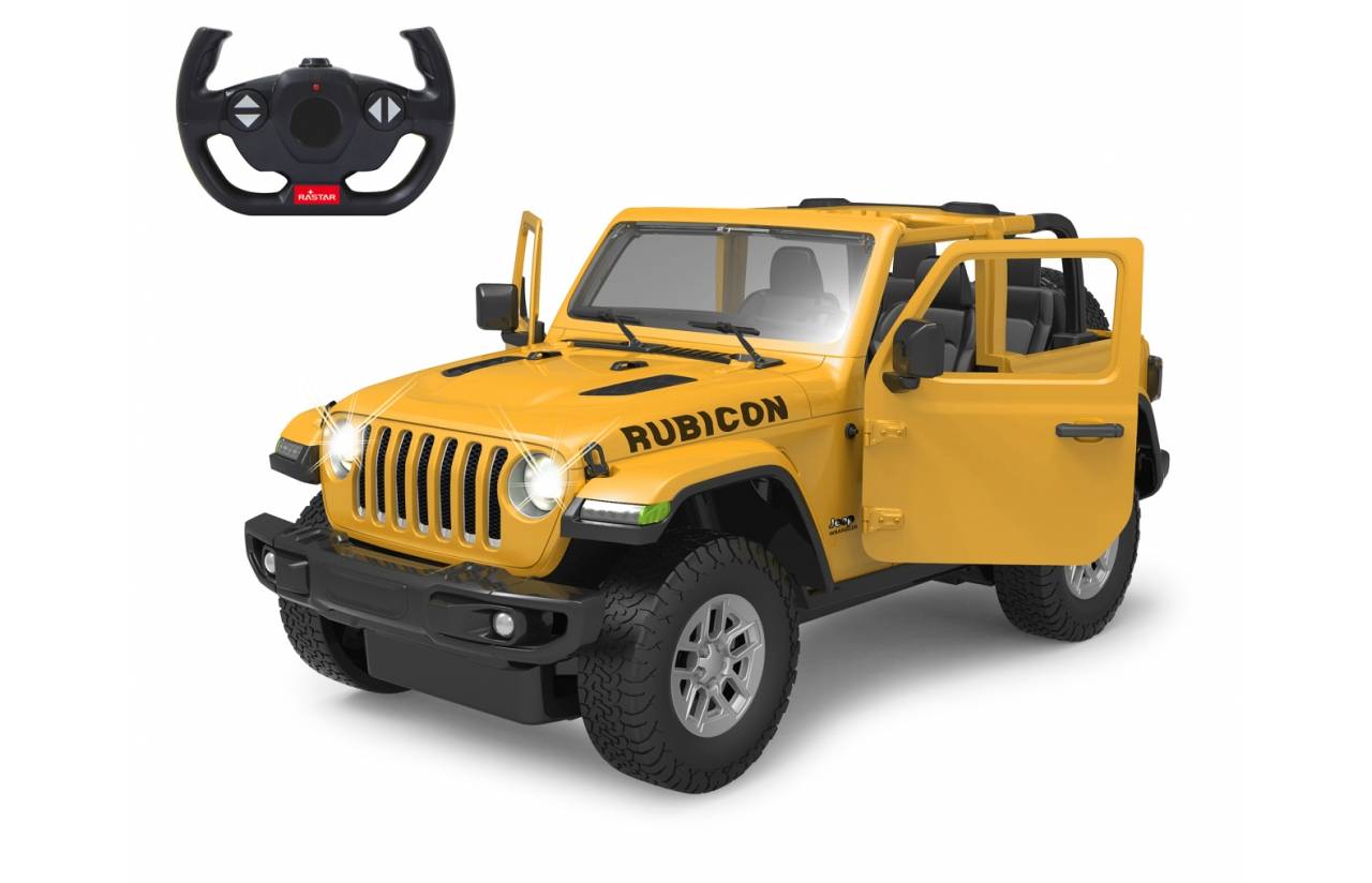 Gelber Jeep Rubicon Spielzeugauto mit offenen Türen, dargestellt mit einer schwarzen Fernbedienung oben links auf weißem Hintergrund.