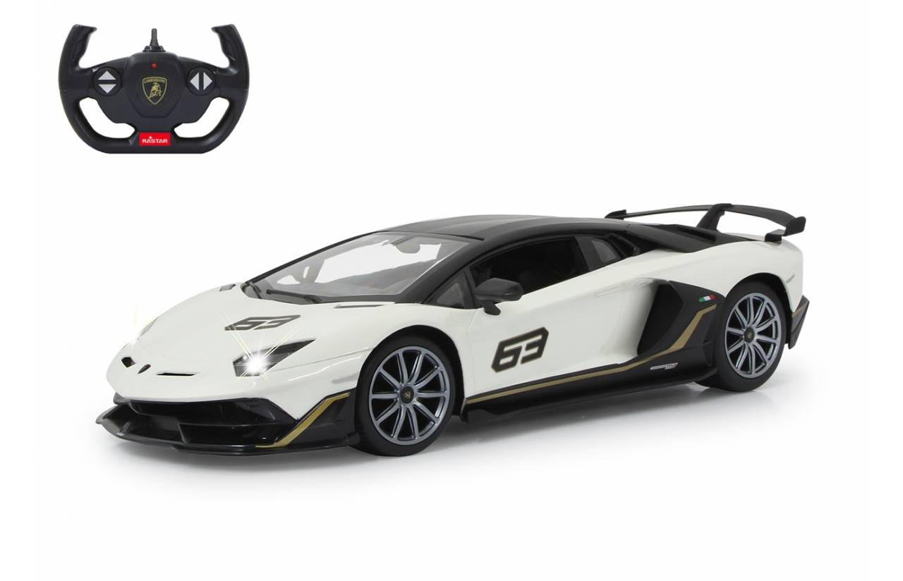 Weiße Lamborghini Huracán-ähnliche Rennwagen-Modell mit schwarzen und goldenen Akzenten und Nummer 63, gezeigt mit einem Lenkrad-Controller in der oberen linken Ecke.