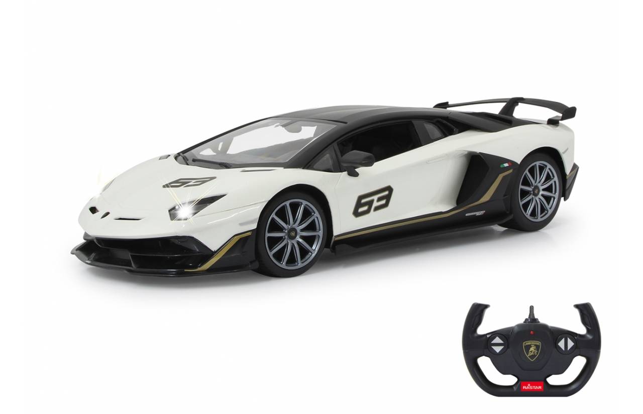 Weiß und schwarz gefärbtes Lamborghini-ähnliches Sportwagenspielzeug mit der Nummer 63, das auf weißem Hintergrund gezeigt wird, mit einer entsprechenden Fernbedienung in der unteren rechten Ecke.
