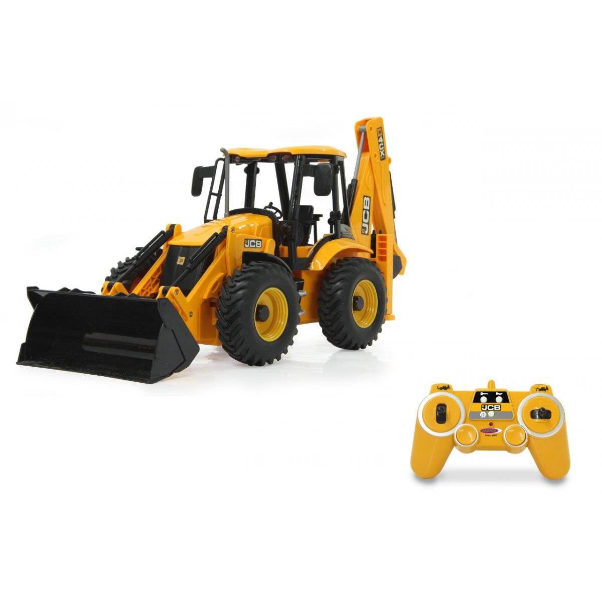 Gelber JCB Baggerlader Spielzeug mit Frontschaufel und Heckbagger, dargestellt neben einer passenden Fernbedienung auf weißem Hintergrund.