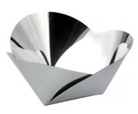 Silberne metallische blütenförmige Servifierschüssel mit reflektierenden gewölbten Blütenblättern auf weißem Hintergrund