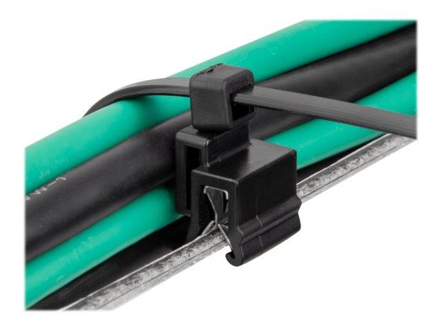 Nahaufnahme einer schwarzen Kabelschelle, die grüne und schwarze Kabel an einer Metallschiene befestigt.
