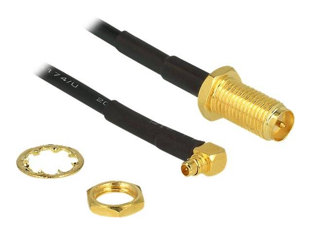 Zwei schwarze koaxiale Steckverbinder, ein mit Gewinde versehener vergoldeter Durchgangsverbinder und ein kleinerer vergoldeter Stecker, mit einer vergoldeten Mutter und einer Unterlegscheibe auf weißem Hintergrund.