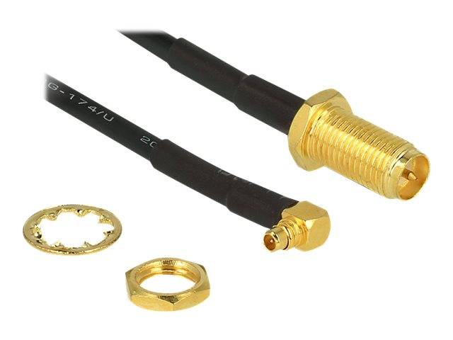 Zwei schwarze koaxiale Kabel mit vergoldeten Steckern, plus eine vergoldete Unterlegscheibe und Sechskantmutter, gezeigt auf weißem Hintergrund.