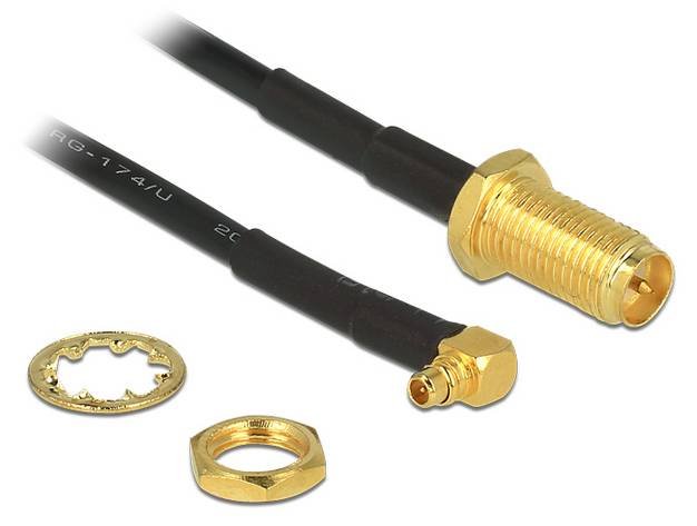 Zwei koaxiale Steckverbinder mit schwarzen Kabeln, sowie eine Goldene Unterlegscheibe und eine Sechskantmutter auf weißem Hintergrund.