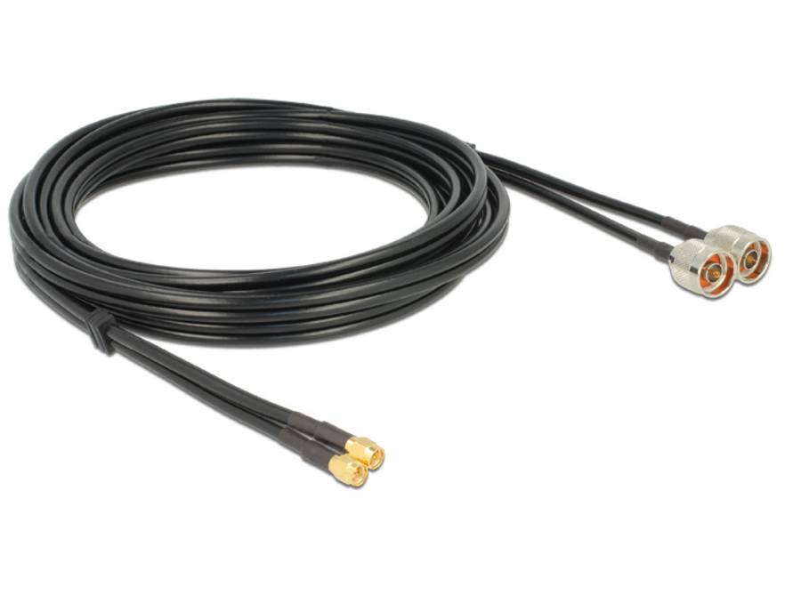 Aufgerolltes schwarzes Kabel mit zwei goldenen Steckern an einem Ende und zwei silbernen Koaxialsteckern am anderen Ende, gezeigt auf weißem Hintergrund.