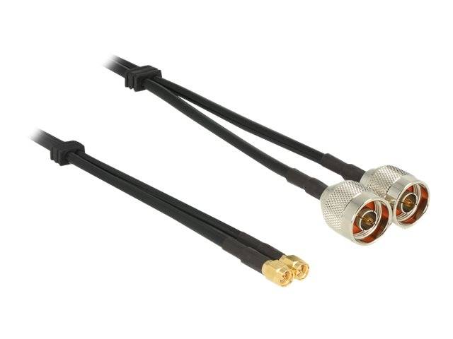 Schwarze Kabelanordnung mit zwei silbernen koaxialen Steckern und einem kleinen Goldstecker auf weißem Hintergrund.