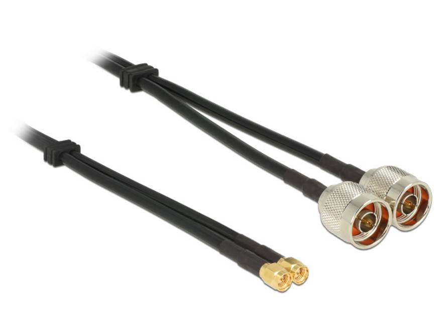 Zwei schwarze koaxiale Kabel mit silbernen Metallsteckern an einem Ende und einem kleinen Goldsteckerpaar am anderen Ende, dargestellt auf weißem Hintergrund.