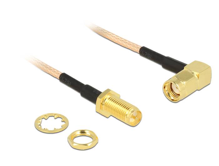Zwei goldfarbene koaxiale Steckverbinder mit angeschlossenen Kabeln, dargestellt mit einer Sicherungsscheibe und einer Mutter auf weißem Hintergrund.