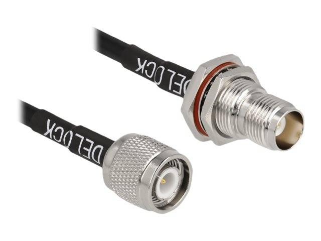 Zwei HF-Koaxialstecker auf schwarzen Kabeln, ein Gewindestecker und ein gerillter Buchsenstecker, gezeigt auf weißem Hintergrund.