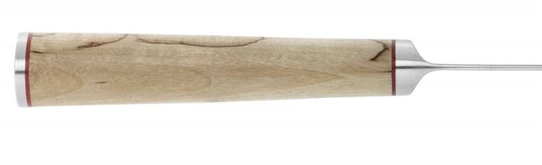 Eine Nahaufnahme eines Werkzeugs oder Utensils mit Holzgriff und einem silbernen Metallschaft, der sich von einem Ende erstreckt, auf weißem Hintergrund.