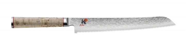 Japanisches Kochmesser mit abgenutztem Holzgriff und gemusterter Silberklinge auf weißem Hintergrund.