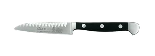 Ein Küchenmesser mit Wellenschliff, schwarzem Griff und silberner Klinge, horizontal auf weißem Hintergrund dargestellt.