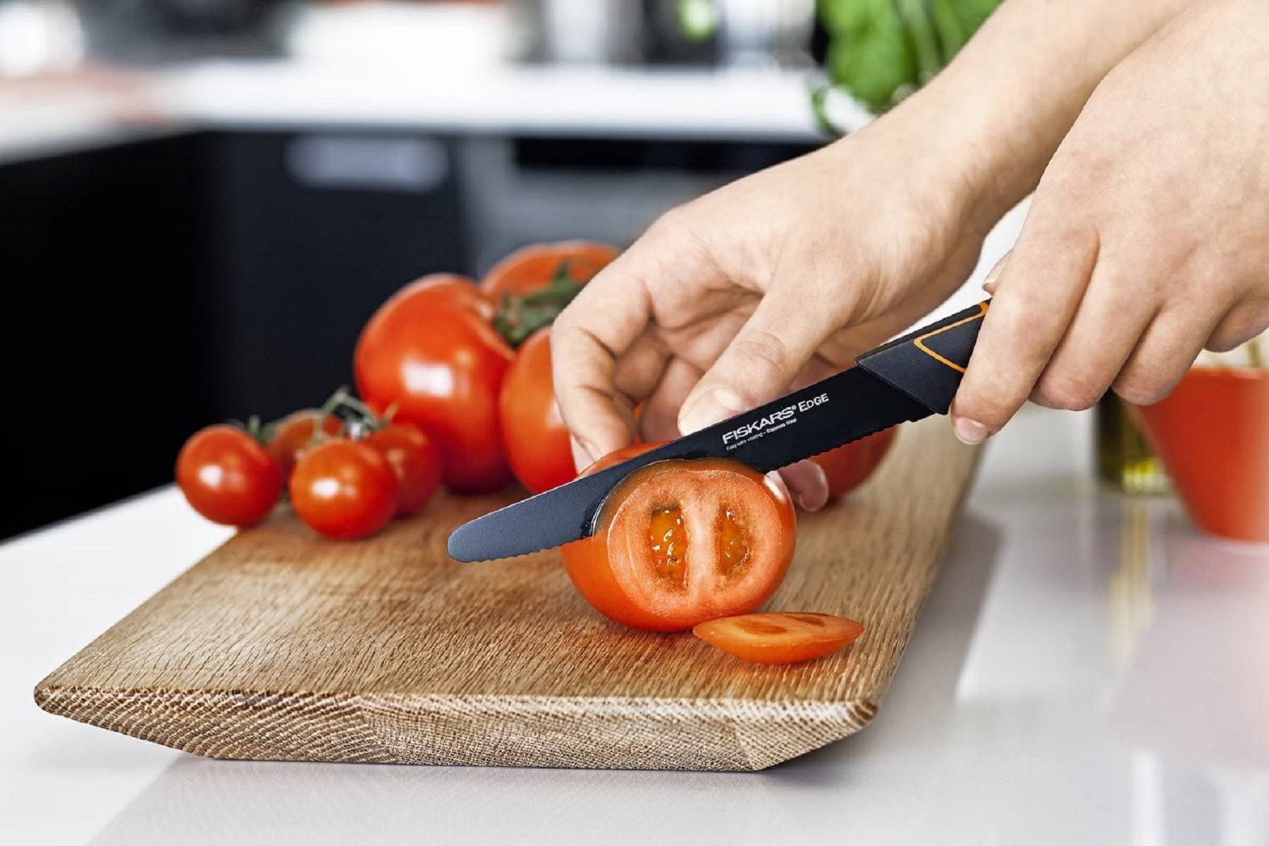 Fiskars Tomatenmesser, Modernes Design, Gezahnte Klinge, Gesamtlänge: 25 cm, Qualitätsstahl/Kunststoff, Edge, 1003092, Schwarz