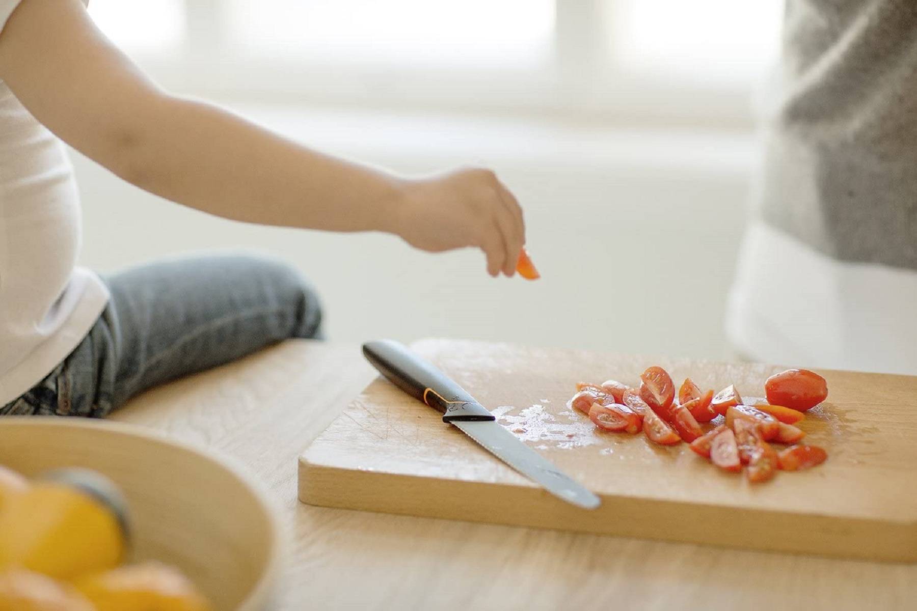 Fiskars Tomatenmesser, Modernes Design, Gezahnte Klinge, Gesamtlänge: 25 cm, Qualitätsstahl/Kunststoff, Edge, 1003092, Schwarz