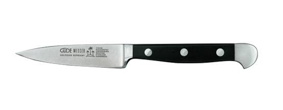 Ein Edelstahlküchenmesser mit schwarzem Griff, horizontal auf weißem Hintergrund dargestellt.