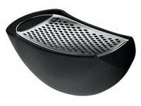 Schwarze tragbare Reibe mit perforierter Metalloberfläche und gebogenem Griff zum Reiben von Lebensmitteln.
