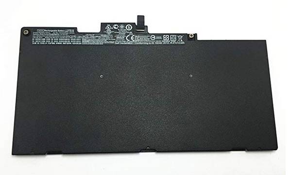 Schwarzer Laptop-Akku mit Etikett und Anschlussfahnen, isoliert auf weißem Hintergrund dargestellt.