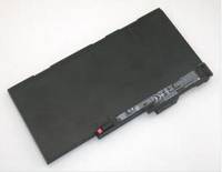 Schwarzes Laptop-Akkupack auf weißem Hintergrund gezeigt, mit sichtbarem Stecker und Verschluss.