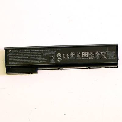 Schwarzes Laptop-Akku-Pack mit Sicherheits- und Zertifizierungsetiketten auf weißem Hintergrund.