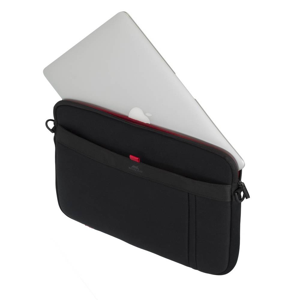 Schwarze Laptop-Tasche mit einem silbernen Laptop, der teilweise eingeschoben ist, vor weißem Hintergrund gezeigt.