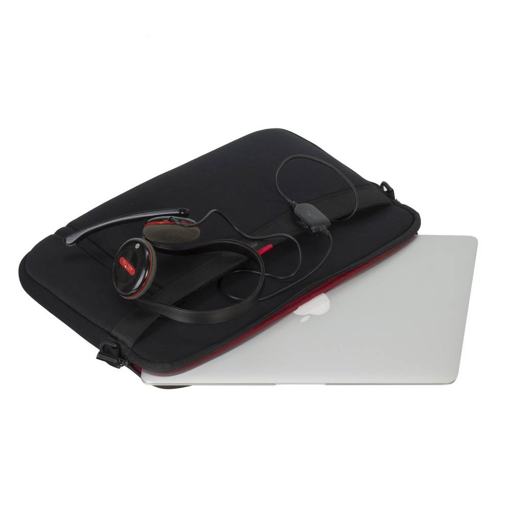 Zugeklappter Laptop in einer schwarzen Schutzhülle mit Kopfhörern mit Kabel darauf, auf weißem Hintergrund dargestellt.