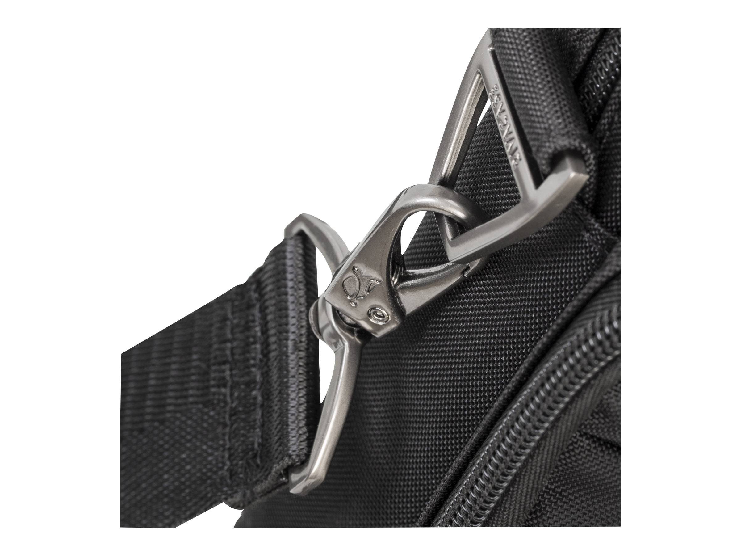 Nahaufnahme eines schwarzen Nylonriemens einer Tasche, der an einem Metallhaken auf einer Tasche mit Reißverschluss befestigt ist.
